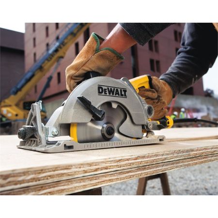 Bomgaars DEWALT Worm Drive Circular Saw with Electric Brake 7 1 4 IN 184mm Circular Saws