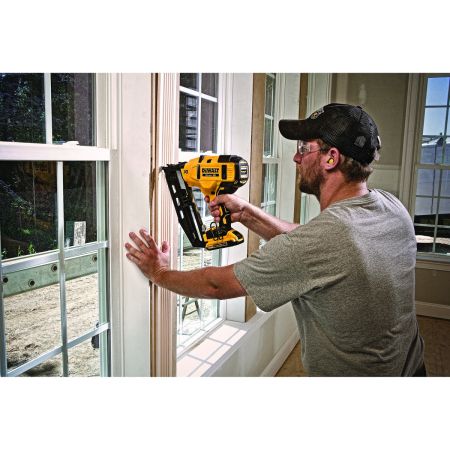 Bomgaars DEWALT Angled Cordless Finish Nailer Kit 20V MAX 16 Gauge Finish Nailers