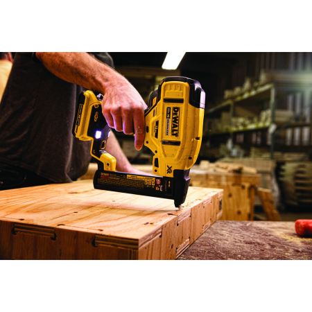 Bomgaars DEWALT Narrow Crown Stapler Kit 20V MAX XR 18 Gauge Staplers